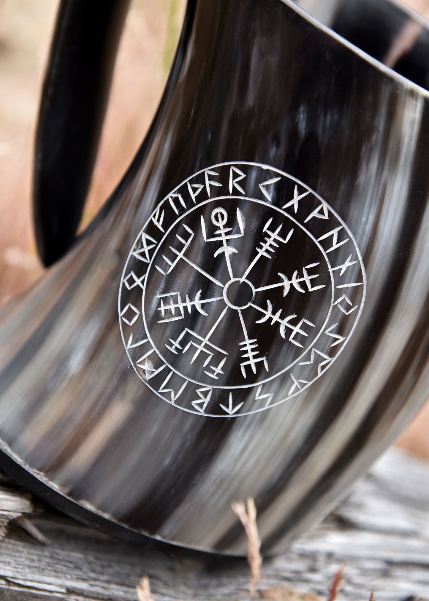 Wikinger Hornkrug Vegvisir – Bierkrug aus echtem Horn – Metkrug mit Runen Gravur