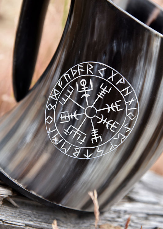 Wikinger Hornkrug Vegvisir – Bierkrug aus echtem Horn – Metkrug mit Runen Gravur