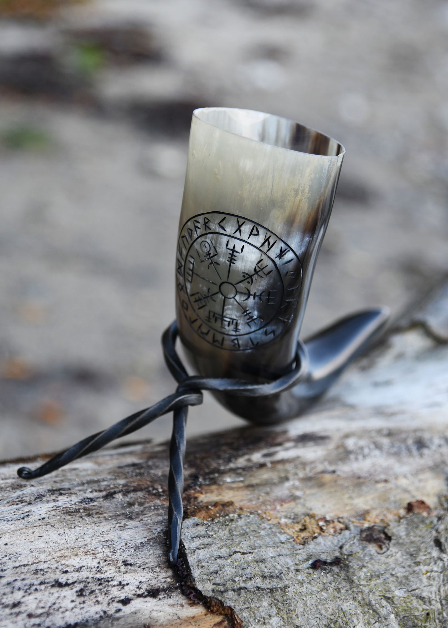 Wikinger Trinkhorn mit Ständer – Vegvisir Runen Gravur – Met Horn aus echtem Rinderhorn – Mittelalter Trinkgefäß