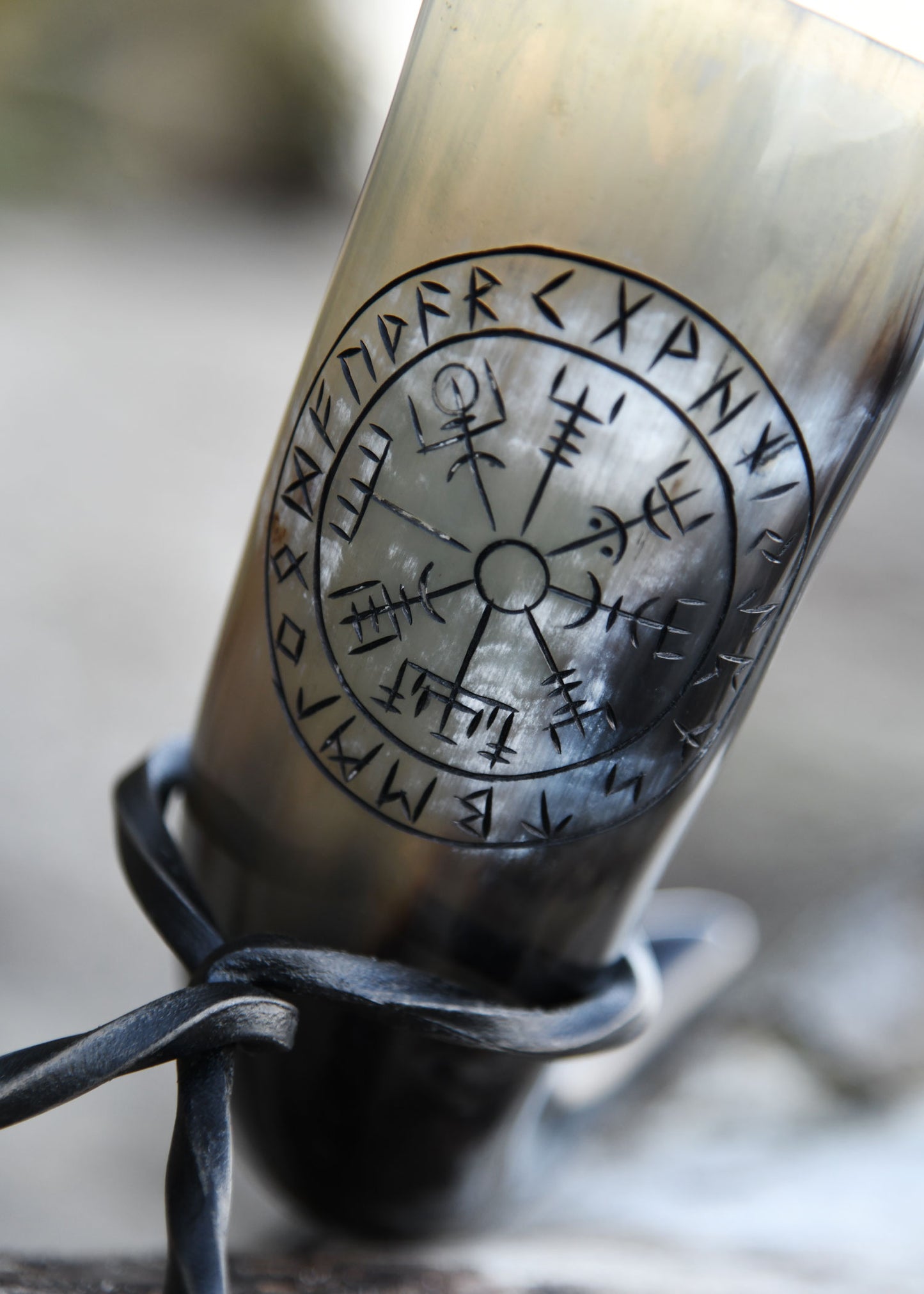 Wikinger Trinkhorn mit Ständer – Vegvisir Runen Gravur – Met Horn aus echtem Rinderhorn – Mittelalter Trinkgefäß