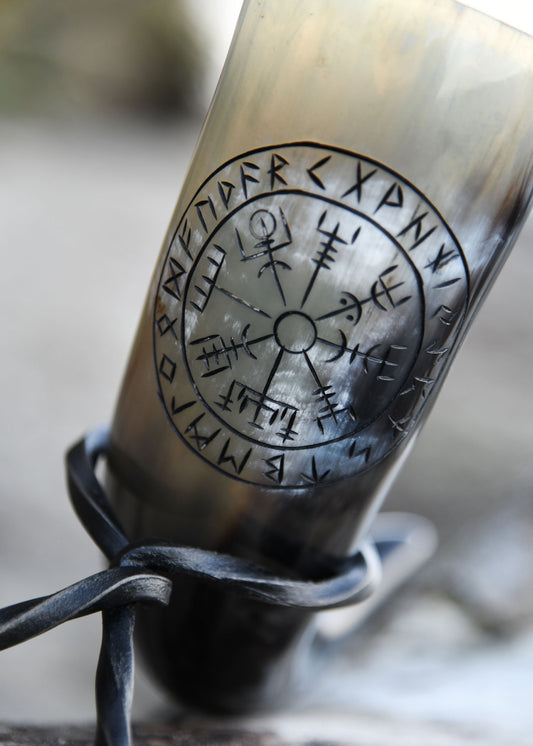 Wikinger Trinkhorn mit Ständer – Vegvisir Runen Gravur – Met Horn aus echtem Rinderhorn – Mittelalter Trinkgefäß