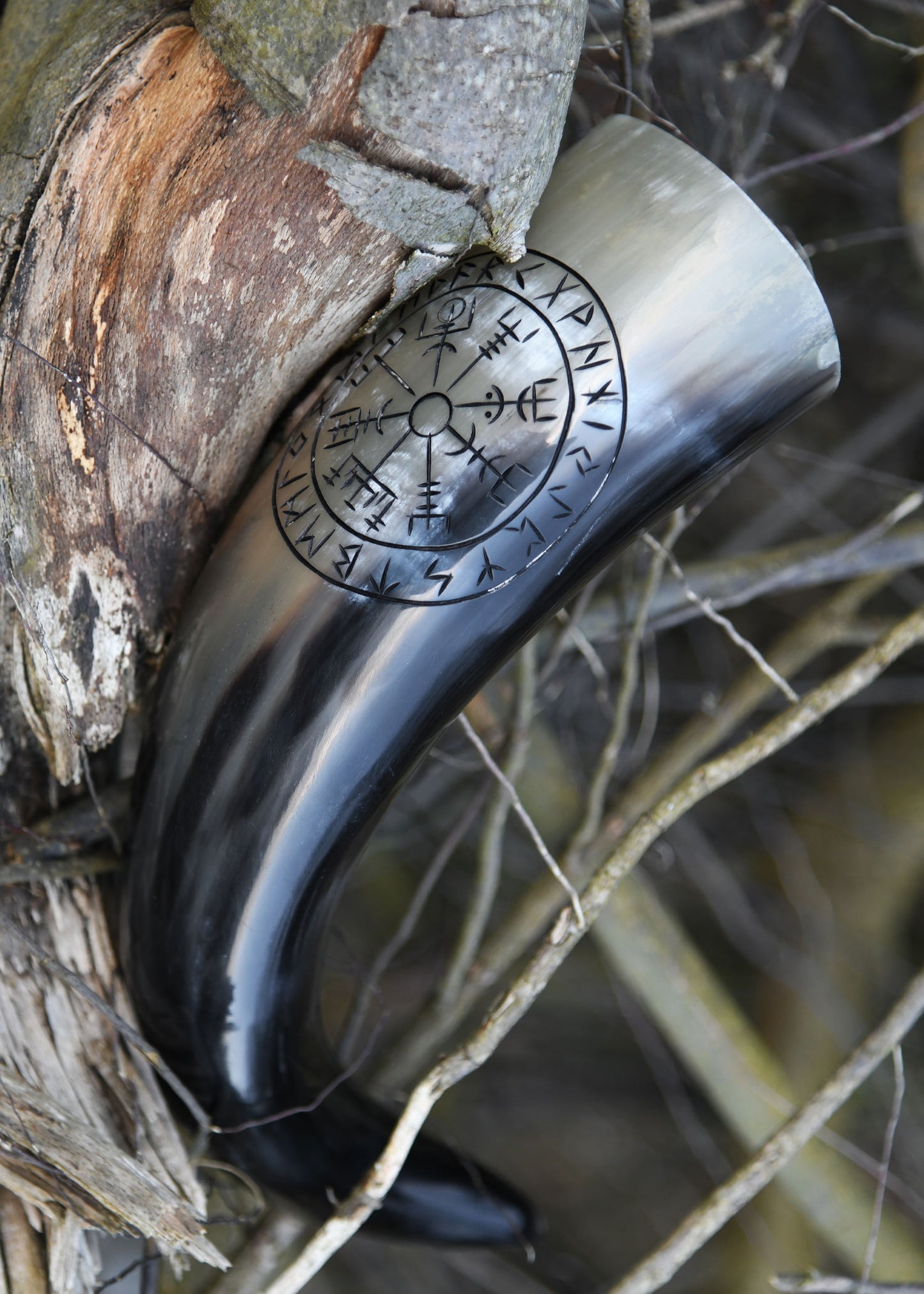 Wikinger Trinkhorn mit Ständer – Vegvisir Runen Gravur – Met Horn aus echtem Rinderhorn – Mittelalter Trinkgefäß