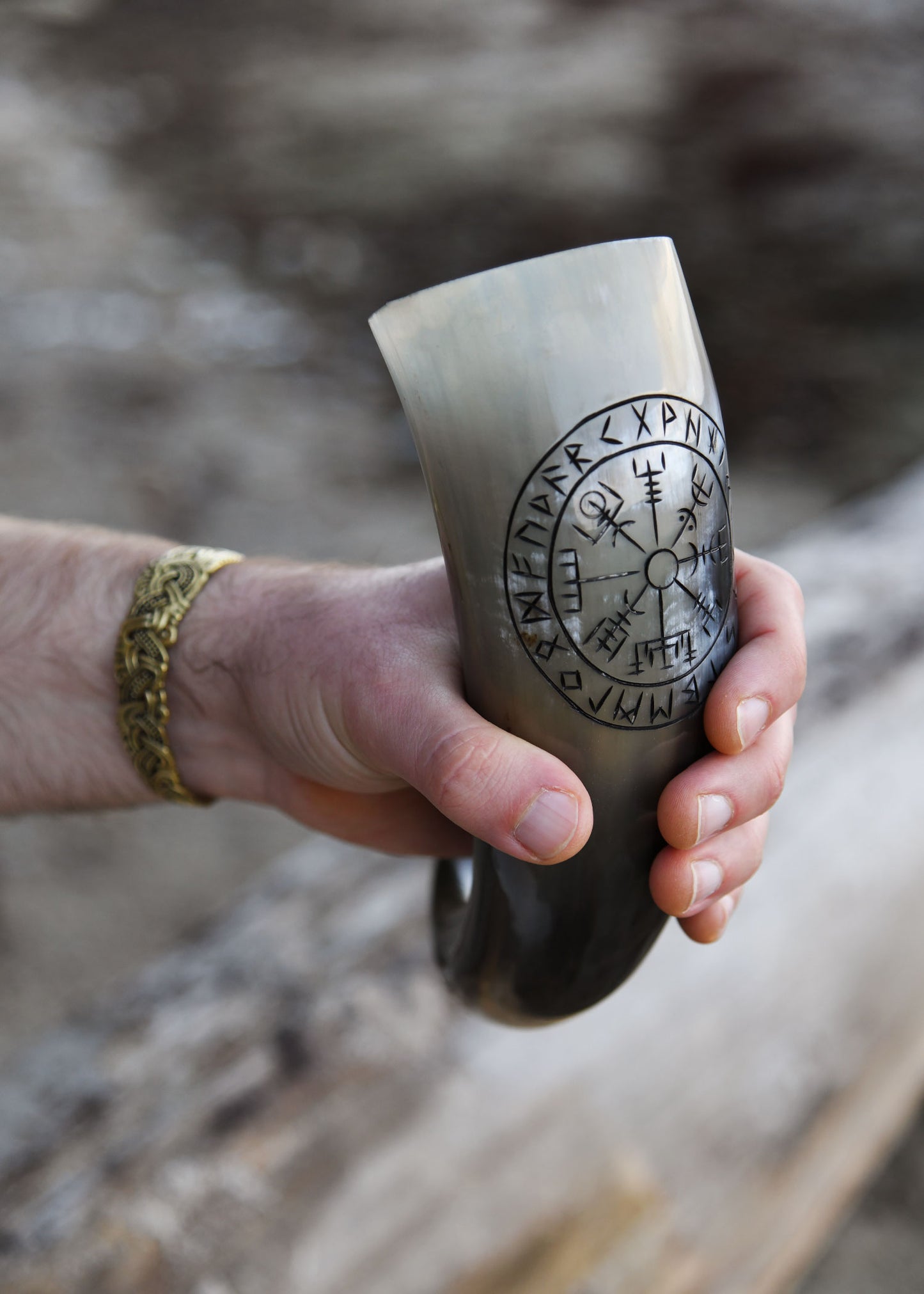 Wikinger Trinkhorn mit Ständer – Vegvisir Runen Gravur – Met Horn aus echtem Rinderhorn – Mittelalter Trinkgefäß