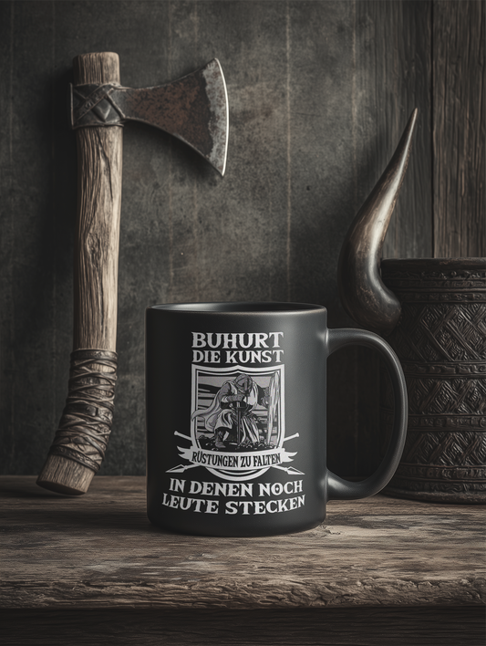 Schwarze Keramik-Tasse – Buhurt: Die Kunst, Rüstungen zu falten