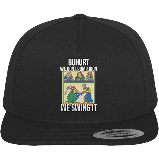 We Don’t Pump Iron | We Swing It | Turnierszene mit Hofdamen | Premium Snapback Cap